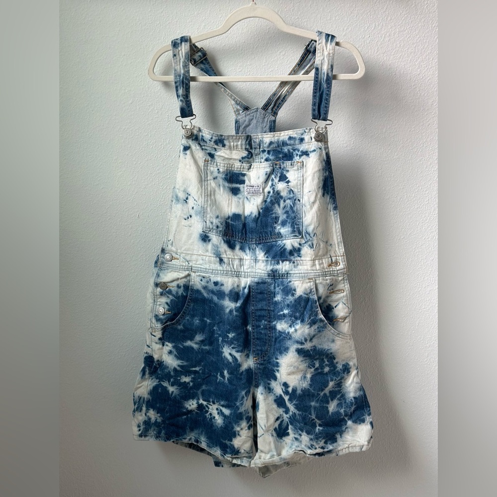 Levi’s Women Vintage Tie Dye Shortalls Sz large Short Fused Blue Cuffed Overalls
